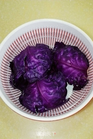 简单快手小菜------紫甘蓝拌豆腐皮的做法步骤:3
