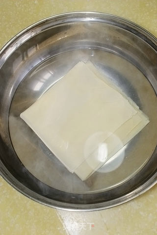 简单快手小菜------紫甘蓝拌豆腐皮的做法步骤:4