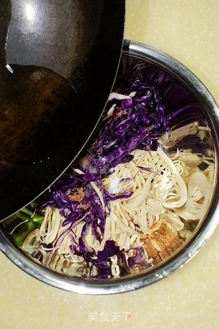 简单快手小菜------紫甘蓝拌豆腐皮的做法步骤:6