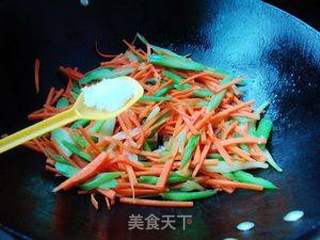西芹炒胡萝卜的做法步骤:5