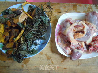 【草根炖鸭汤】---抗风除湿廉价良方的做法步骤:2
