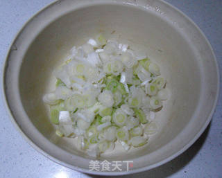 葱花炒鸡蛋的做法步骤:2