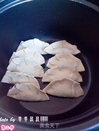 懒人生煎饺子——电饭煲版的做法步骤:2