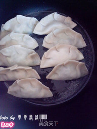 懒人生煎饺子——电饭煲版的做法步骤:3