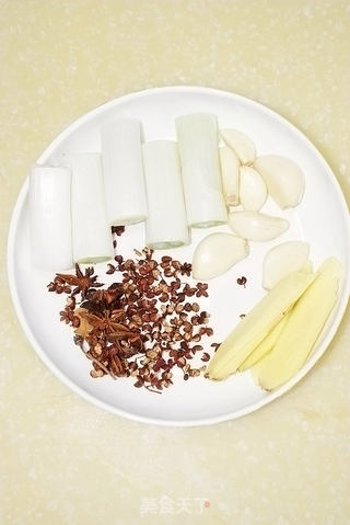 秋冬滋补美容菜-----老妈蹄花的做法步骤:2