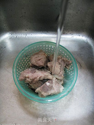 老祖宗传下来治咽喉肿痛燥咳的良方----青橄榄猪骨汤的做法步骤:3