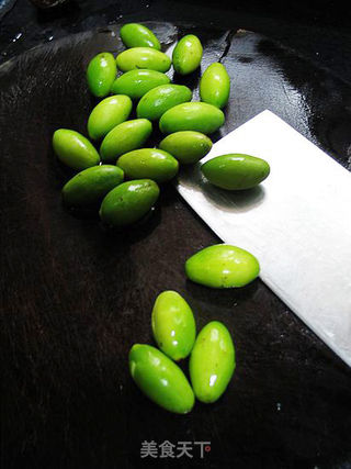 老祖宗传下来治咽喉肿痛燥咳的良方----青橄榄猪骨汤的做法步骤:4