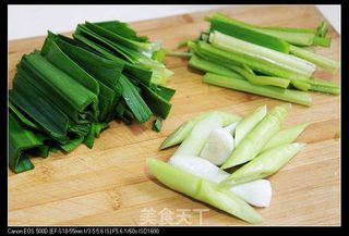 芹菜蒜苗爆炒肉卷的做法步骤：2