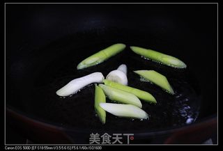 芹菜蒜苗爆炒肉卷的做法步骤：3