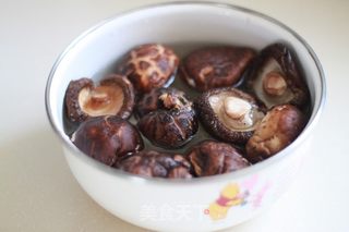 香菇炒荷兰豆的做法步骤：1