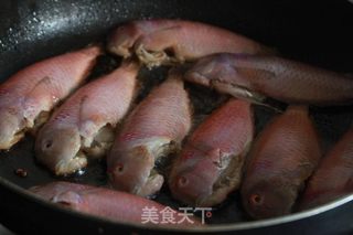 香煎鹦哥鱼的做法步骤:3
