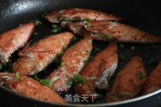 香煎鹦哥鱼的做法步骤:4