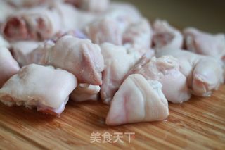 黄豆焖猪蹄的做法步骤：1