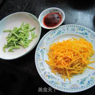 炝芹菜南瓜丝的做法步骤：1