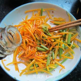 炝芹菜南瓜丝的做法步骤：4