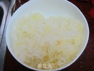 冰糖雪梨煲银耳的做法步骤：1