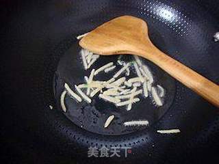 家常小炒---------【韭菜炒河虾】的做法步骤:4
