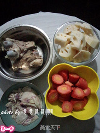莲藕墨鱼大骨汤的做法步骤：1