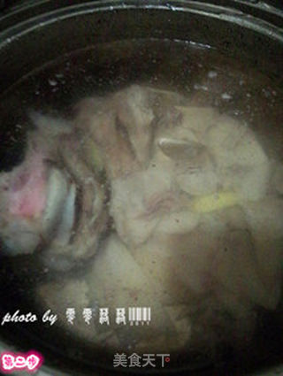 莲藕墨鱼大骨汤的做法步骤:2