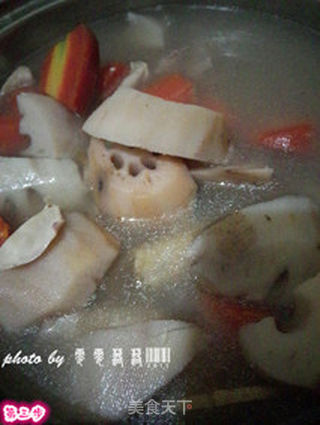 莲藕墨鱼大骨汤的做法步骤：3