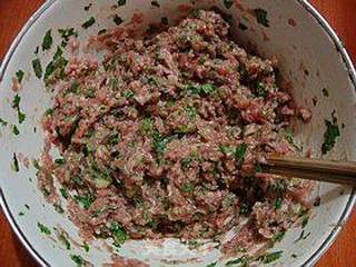 鲜香味美-------【芫荽鲜肉馄饨】的做法步骤:5