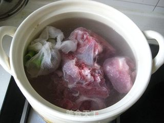 冬天不能缺的美味-----大骨炖冬瓜的做法步骤:4