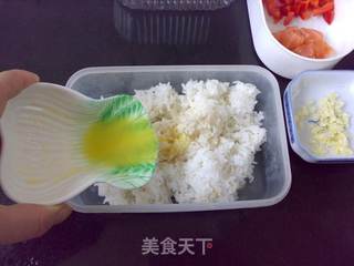 猕猴桃三文鱼炒饭的做法步骤:2
