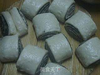 黑芝麻酱肉桂花卷的做法步骤:11