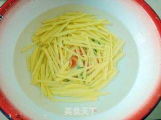 香辣蕨菜炒土豆丝的做法步骤:2