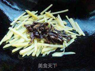 香辣蕨菜炒土豆丝的做法步骤：5