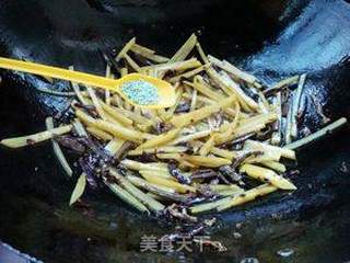 香辣蕨菜炒土豆丝的做法步骤:6