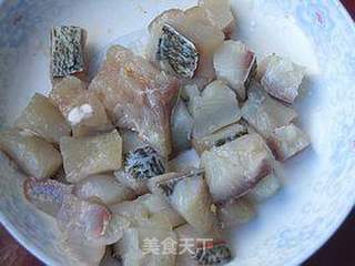 脆嫩鱼丁的做法步骤:3