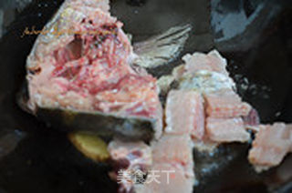 鱼骨蔬菜汤的做法步骤:2