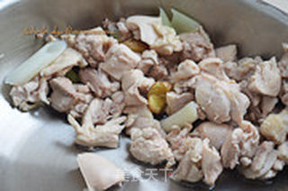 板栗鸡球煲的做法步骤:7