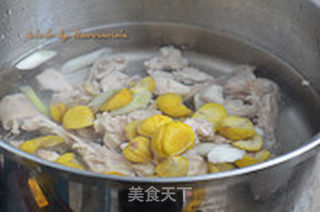 板栗鸡球煲的做法步骤:8