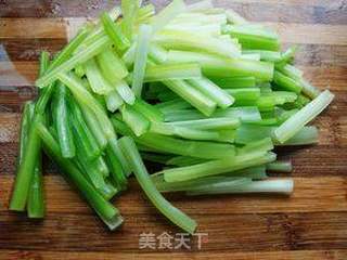 柠檬剁椒拌西芹的做法步骤:2