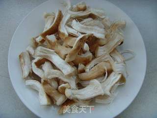 干爽筋道---干煸香菇根的做法步骤:2
