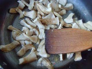 干爽筋道---干煸香菇根的做法步骤:5