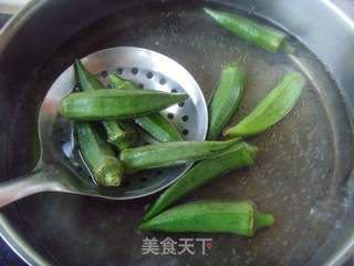 醇香爽脆---冰镇秋葵佐焙煎芝麻汁的做法步骤:2