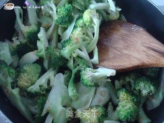 西兰花炒鸡脆骨的做法步骤:8