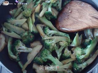 西兰花炒鸡脆骨的做法步骤:9
