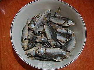 开胃下饭----------【剁椒鲫鱼干】的做法步骤：1