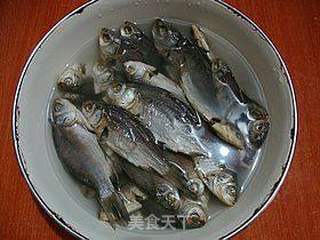 开胃下饭----------【剁椒鲫鱼干】的做法步骤:3