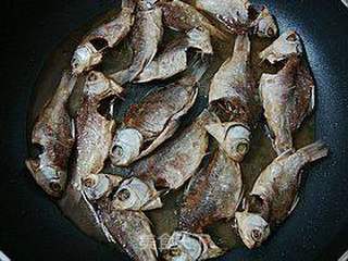 开胃下饭----------【剁椒鲫鱼干】的做法步骤:6