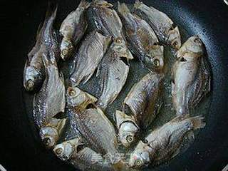 开胃下饭----------【剁椒鲫鱼干】的做法步骤:5