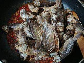 开胃下饭----------【剁椒鲫鱼干】的做法步骤:11