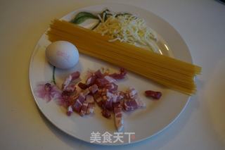 Carbonara　培根鸡蛋白汁意面的做法步骤：1