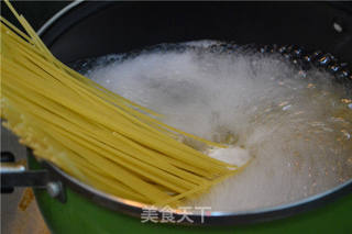 适合一个人的周末惬意午餐【番茄鲜虾意大利面】的做法步骤:4