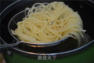 适合一个人的周末惬意午餐【番茄鲜虾意大利面】的做法步骤:8