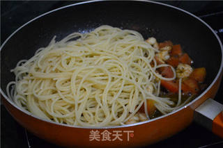 适合一个人的周末惬意午餐【番茄鲜虾意大利面】的做法步骤:9